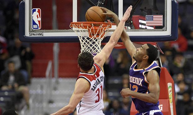 Phoenix Suns forward TJ Warren, right, goes to the basket against Washington Wizards guard Tomas Sa...