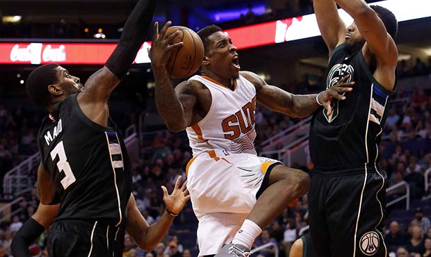 Phoenix Suns guard Eric Bledsoe, middle, drives between Milwaukee Bucks guard O.J. Mayo (3) and Khr...