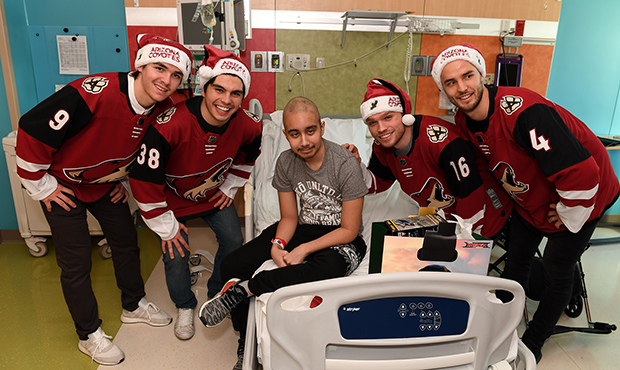 Coyotes bring gifts, holiday cheer to Phoenix Children's Hospital