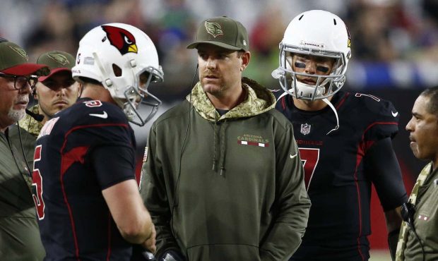 Injured Arizona Cardinals quarterback Carson Palmer, center, talks with quarterback Drew Stanton, l...