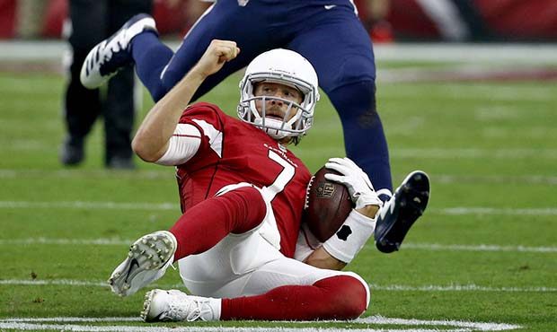Arizona Cardinals quarterback Blaine Gabbert (7) avoids the hit at Los Angeles Rams outside linebac...