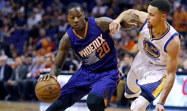 Phoenix Suns' Archie Goodwin (20) drives next to Golden State Warriors' Stephen Curry (30) during t...