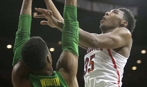 Arizona guard Allonzo Trier (35) drives on Oregon forward Kenny Wooten in the second half during an...