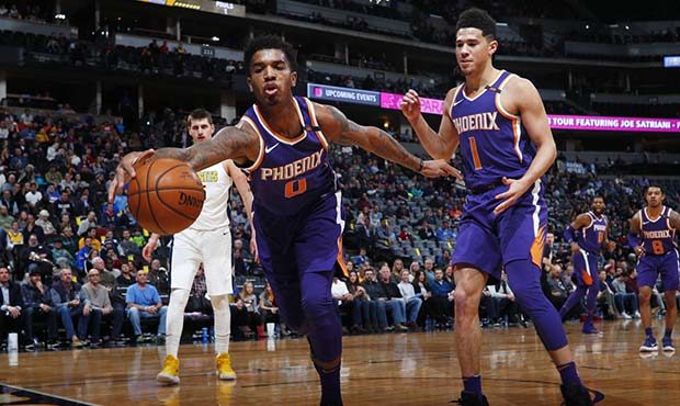 Phoenix Suns forward Marquese Chriss, front left, reaches out to pull in a loose ball as guard Devi...