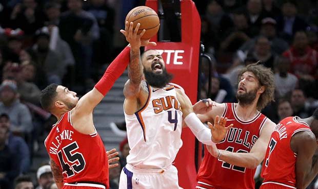 Phoenix Suns' Tyson Chandler (4) and Chicago Bulls' Denzel Valentine battle for a rebound as Robin ...