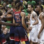 Arizona's Rawle Alkins, left, DeAndre Ayton and Keanu Pinder (25) face off against Oregon's Paul White and Elijah Brown after Brown was called for a technical foul during the second half of an NCAA college basketball game Saturday, Feb. 24, 2018, in Eugene, Ore. (AP photo/Chris Pietsch)