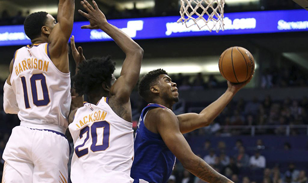 Los Angeles Clippers guard Tyrone Wallace, right, drives to the basket past the defense of Phoenix ...