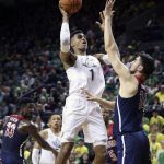 Oregon's Kenny Wooten (1) shoots over Arizona's Dusan Ristic, right, during the first half of an NCAA college basketball game Saturday, Feb. 24, 2018, in Eugene, Ore. (AP photo/Chris Pietsch)