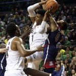 Oregon's Troy Brown Jr., left, and Kenny Wooten (1) battle Arizona's Parker Jackson-Cartwright (0) for a rebound during the first half of an NCAA college basketball game Saturday, Feb. 24, 2018, in Eugene, Ore. (AP photo/Chris Pietsch)