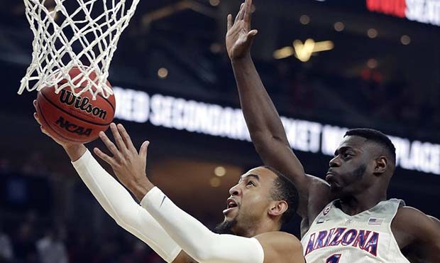 Arizona's Rawle Alkins, right, defends on a shot by Southern California's Jordan McLaughlin during ...