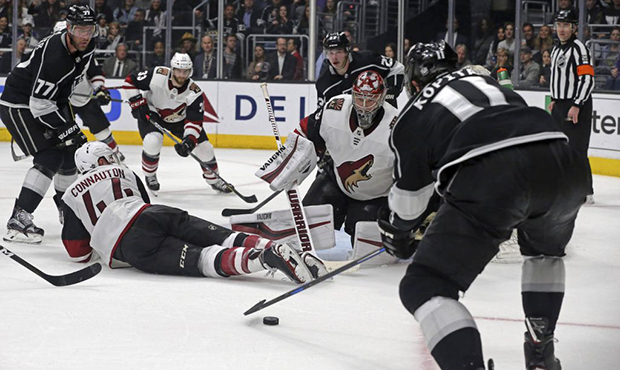 Los Angeles Kings center Anze Kopitar (11) faces Arizona Coyotes goalie Darcy Kuemper (35) in a cro...