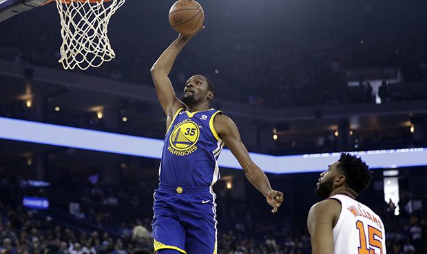 1Golden State Warriors' Kevin Durant (35) goes up for a dunk against the Phoenix Suns during the fi...