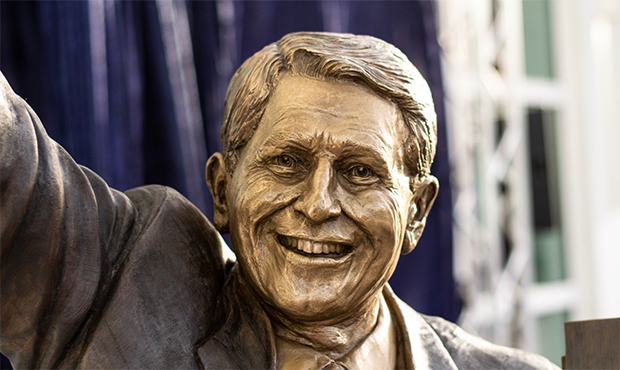 Arizona basketball unveils statue of Hall of Fame coach Lute Olson