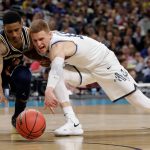 Michigan's Charles Matthews, left and Villanova's Donte DiVincenzo chase the loose ball during the second half in the championship game of the Final Four NCAA college basketball tournament, Monday, April 2, 2018, in San Antonio. (AP Photo/Eric Gay)