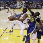 Phoenix Suns' Danuel House Jr., front left, drives past Golden State Warriors' Draymond Green (23) during the first half of an NBA basketball game Sunday, April 1, 2018, in Oakland, Calif. (AP Photo/Marcio Jose Sanchez)