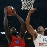 CSKA Moscow's Othello Hunter, left, tries to score as Real Madrid's Gustavo Ayon blocks him during their Final Four Euroleague semifinal basketball match in Belgrade, Serbia, Friday, May 18, 2018. (AP Photo/Darko Vojinovic)