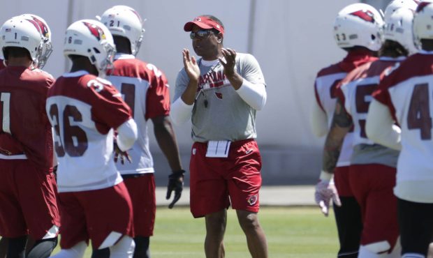 Arizona Cardinals head coach Steve Wilks, center, huddles up his team during practice at the NFL fo...