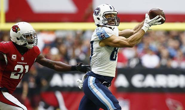Tennessee Titans wide receiver Eric Decker, right, makes a catch in front of Arizona Cardinals corn...