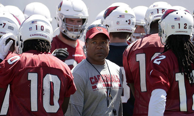 Arizona Cardinals head coach Steve Wilks huddles with his team during practice at the NFL football ...