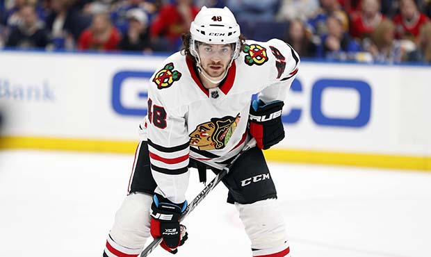 Coyotes acquire Hinostroza in multi-piece trade with Blackhawks