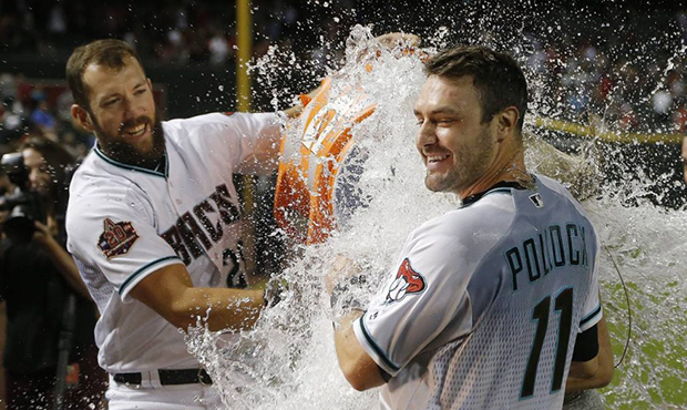 D-backs reporter gets drenched by Souza's cooler during interview