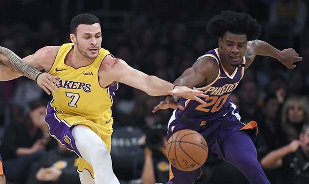 Phoenix Suns guard Josh Gray, left, and Los Angeles Lakers forward Larry Nance Jr. reach for a loos...