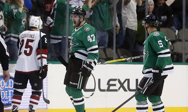 Coyotes give up 3 goals in second period, fall to Stars in season opener