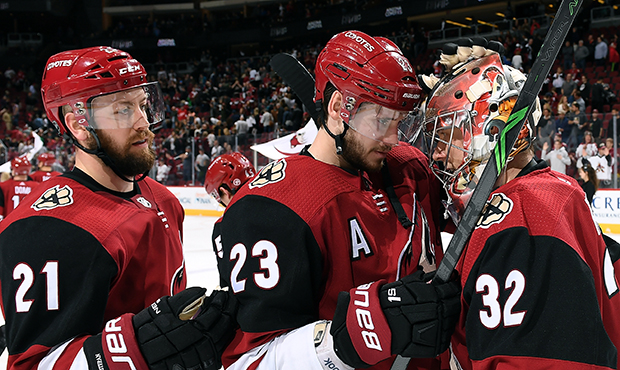 Goalie Antti Raanta (32) of the Arizona Coyotes is congratulated by teammates Oliver Ekman-Larsson ...