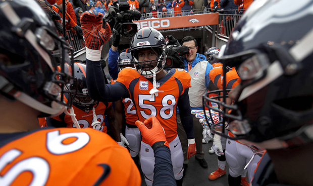 Denver Broncos linebacker Von Miller (58) huddles up his teammates prior to an NFL football game ag...