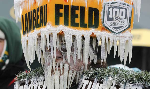 Snow falls in Green Bay as Cardinals prepare for Packers