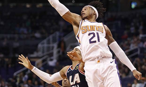 Phoenix Suns forward Richaun Holmes (21) passes over Los Angeles Clippers forward Tobias Harris (34...