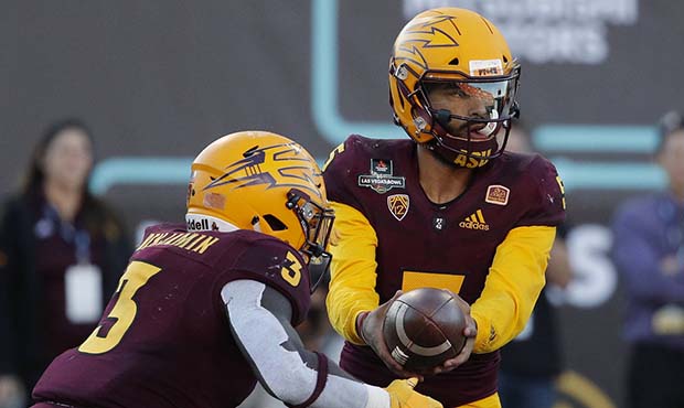 Arizona State quarterback Manny Wilkins (5) hands off the ball to running back Eno Benjamin (3) dur...