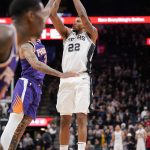San Antonio Spurs' Rudy Gay (22) shoots the game-winning basket at the end of the team's NBA basketball game against the Phoenix Suns, Tuesday, Jan. 29, 2019, in San Antonio. San Antonio won 126-124. (AP Photo/Darren Abate)