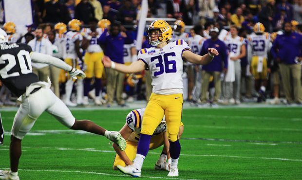 LSU kicker Cole Tracy breaks the NCAA record for most career field goals in the Tigers' 40-32 Fiest...