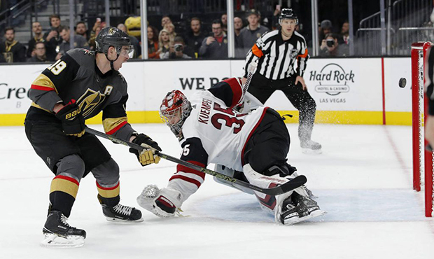 Vegas Golden Knights right wing Reilly Smith (19) misses a penalty shot against Arizona Coyotes goa...