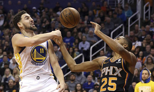 Golden State Warriors guard Klay Thompson (11) blocks the shot of Phoenix Suns forward Mikal Bridge...