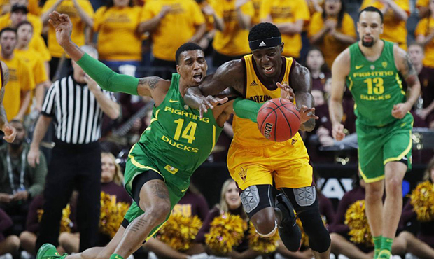 Oregon's Kenny Wooten (14) tries to steal the ball from Arizona State's Zylan Cheatham during the f...