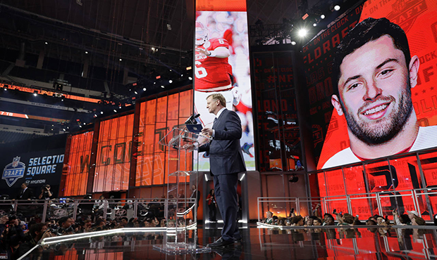 Commissioner Roger Goodell speaks at the podium after the Cleveland Browns selected Oklahoma's Bake...