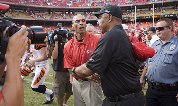 Herm Edwards (L) of the Kansas City Chiefs and Marvin Lewis of the Cincinnati Bengals shake hands a...