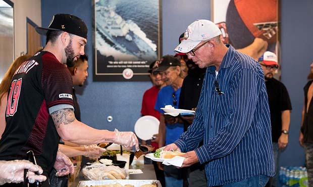 D-backs' Blake Swihart delivers meal to veterans at MANA House