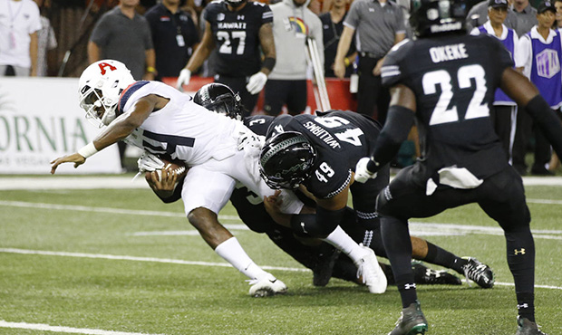 With no time left in the 4th quarter, Hawaii defensive back Kalen Hicks (3) and defensive lineman M...