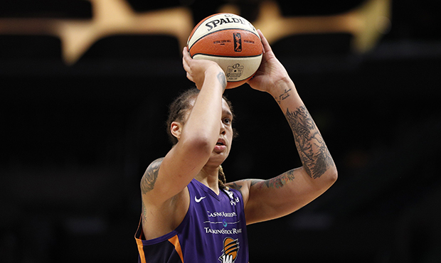 Brittney Griner #42 of the Phoenix Mercury shoots the ball between Jantel Lavender #42 and Nneka Og...