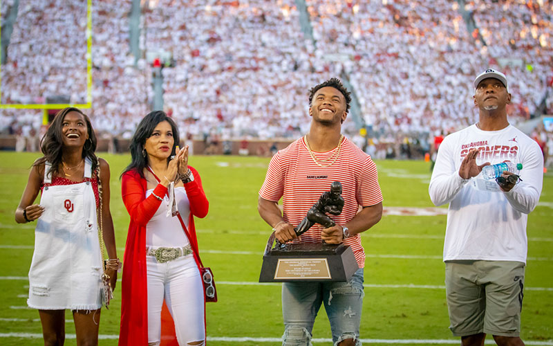  Kyler Murray with his Family receiving the award (Source: Arizona Sports)