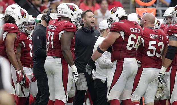 Arizona Cardinals head coach Kliff Kingsbury talks with his players during the second half of an NF...