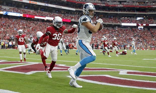 Carolina Panthers tight end Greg Olsen (88) pulls in a touchdown catch as Arizona Cardinals free sa...