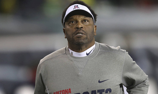 Arizona coach Kevin Sumlin looks at the scoreboard at the end of the first half against Oregon in a...