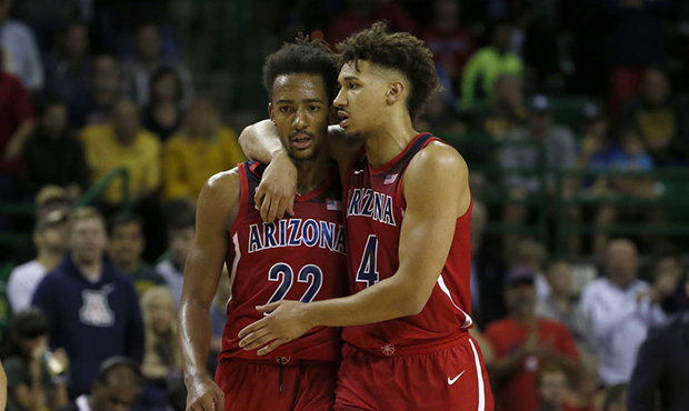 Arizona forward Zeke Nnaji (22) and center Chase Jeter (4) embrace in the closing seconds in the se...