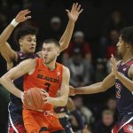 Arizona's Josh Green, left, and Zeke Nnaji, right, pressure Oregon State's Tres Tinkle, center, during the first half of an NCAA college basketball game in Corvallis, Ore., Sunday, Jan. 12, 2020. (AP Photo/Chris Pietsch)