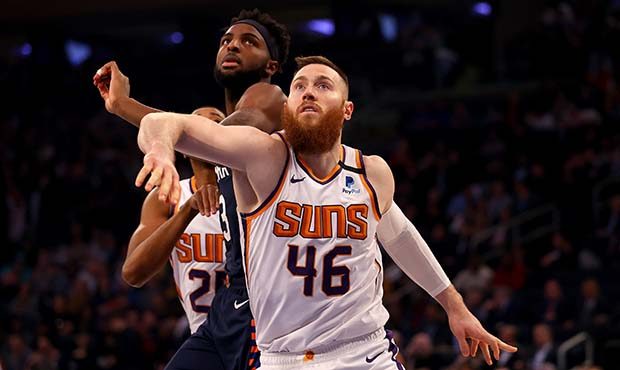 Aron Baynes #46 of the Phoenix Suns blocks out Mitchell Robinson #23 of the New York Knicks during ...