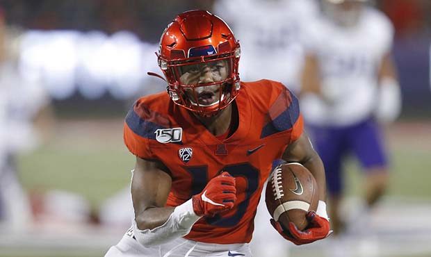 Arizona wide receiver Jamarye Joiner (10) scores a touchdown against Washington during the first ha...